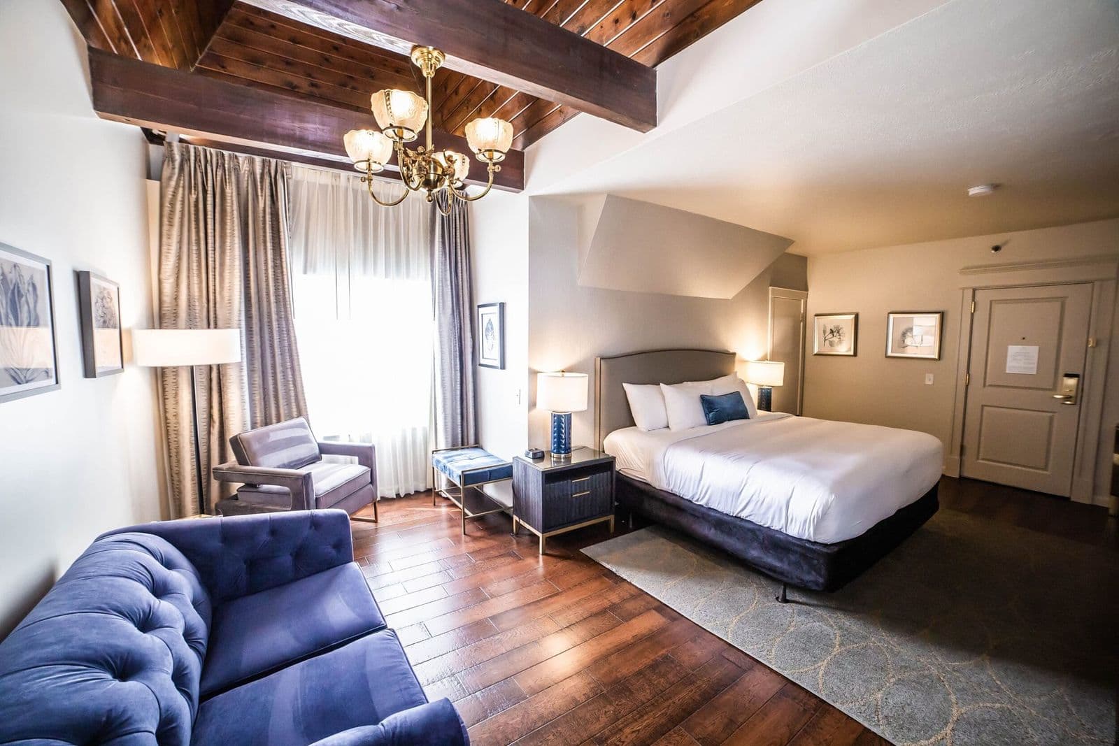Superior King room under a beamed ceiling