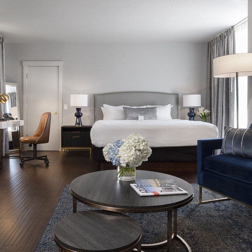 Superior King room with a round table and navy chairs